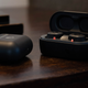 Los dos auriculares tienen unos LEDs que indican si están conectados o no; y los estuches también tienen luces que muestran su batería restante.